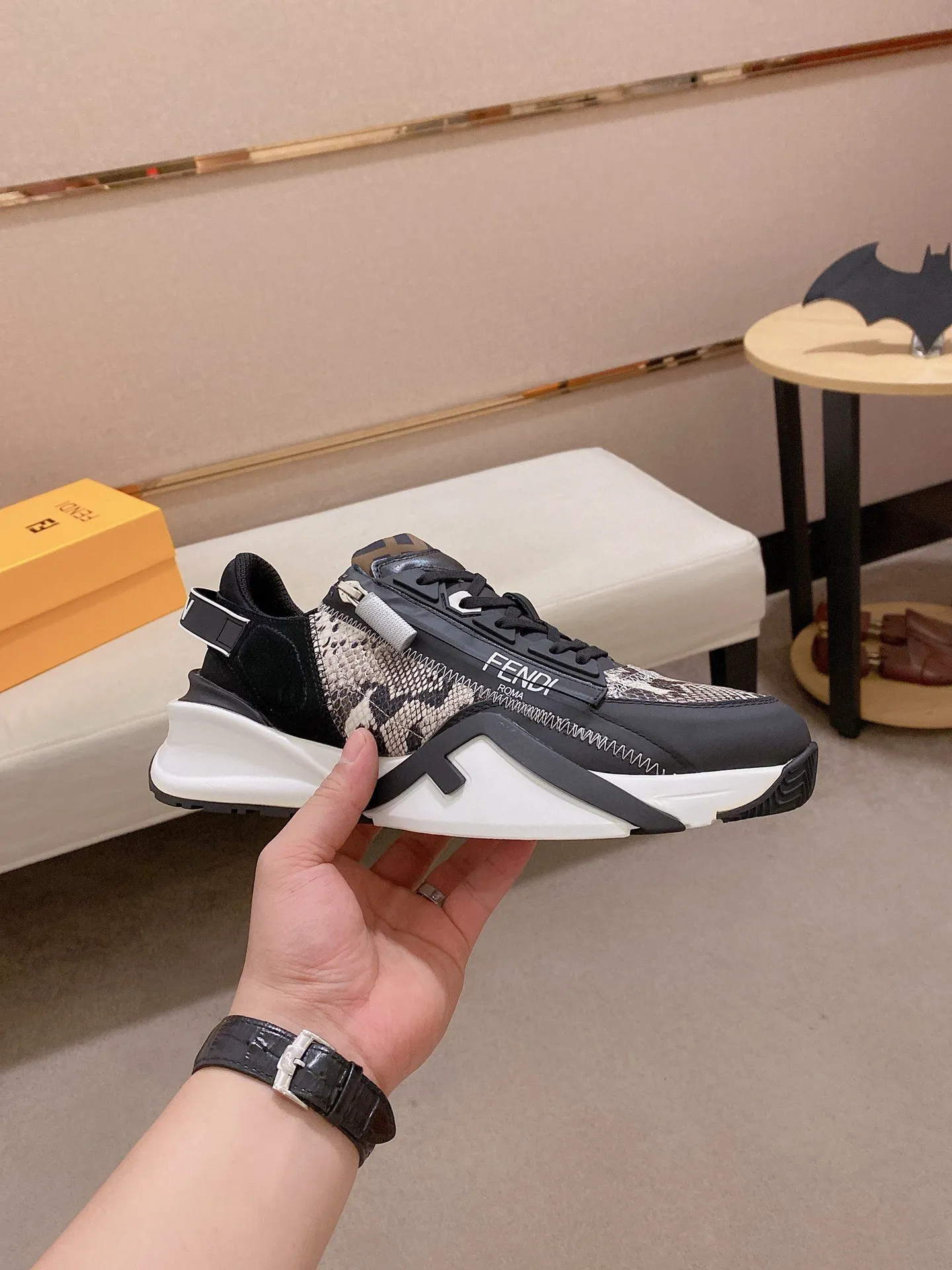 Men's shoes💰: 540💰(Higher version) [Fendi] Fendi's latest casual shoes for men! Available at counters simultaneously! A one-to-one replica of the original. The surface is made entirely of imported first-layer calfskin with crocodile pattern, the interior is made of first-layer water-dyed cowhide, and the original factory-supplied rubber outsole. Leading new fashion concepts. Matching code: 38-44 (45 can be customized)
